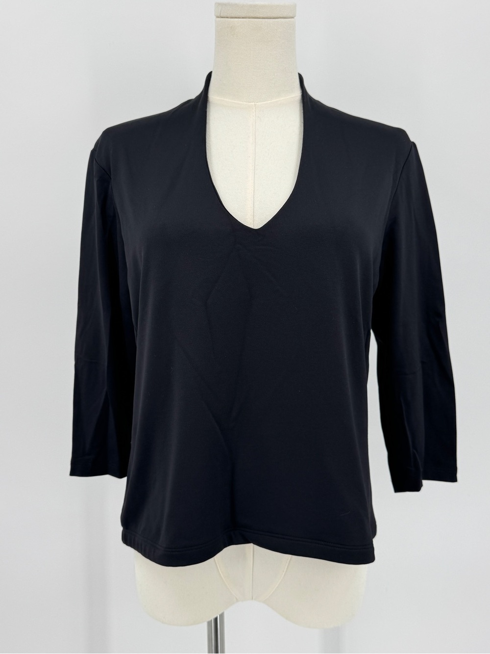 Classic Black Curved V-Neck Women's Top 3/4 sleeves stretch